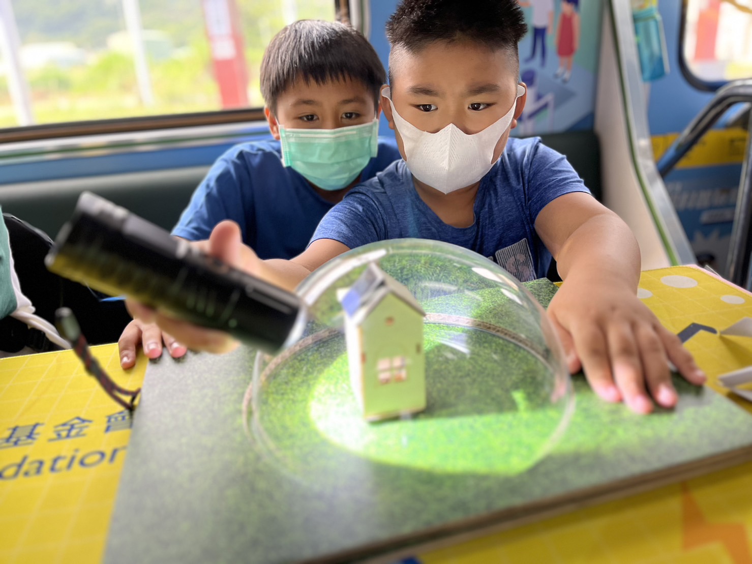 5001拉斯维加斯參與基礎科學主題車廂，以STEAM教學精神，設計「逐日科學家」、「太陽能工程師」以及「淨零建築師」三大能源科普課程和實驗
